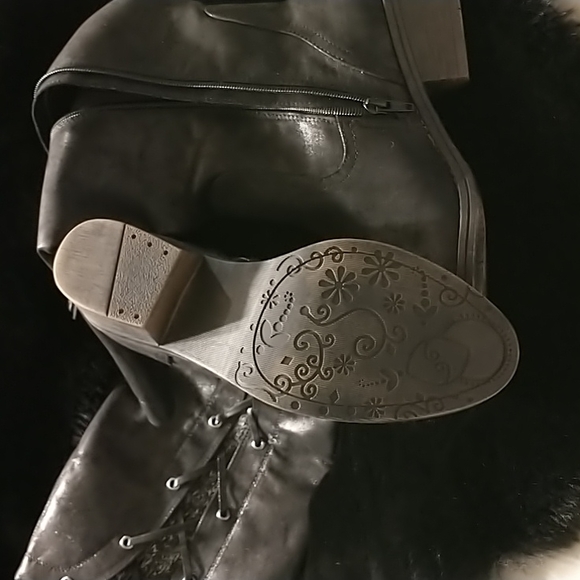 Women's Boots - Picture 3 of 7